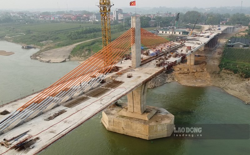 Dự án giao thông cầu Vĩnh Phú giữa hai tỉnh Vĩnh Phúc và Phú Thọ. Ảnh: Tô Công