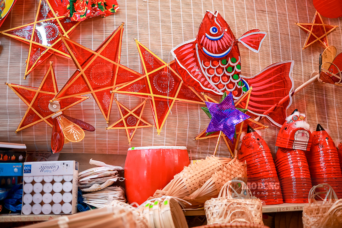 Theo quan sát của phóng viên báo Lao Động, những năm gần đây, đồ chơi được bày bán ở Hàng Mã phần lớn là những đồ chơi thuần Việt như đèn ông sao, đèn cù, trống bỏi, mặt nạ, đầu lân được làm từ nguyên liệu giấy bồi.