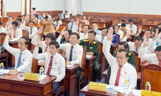 Các đại biểu HĐND tỉnh Bạc Liêu biểu quyết thông qua Nghị quyết thu hút nguồn nhân lực có chất lượng cao. Ảnh: Nhật Hồ