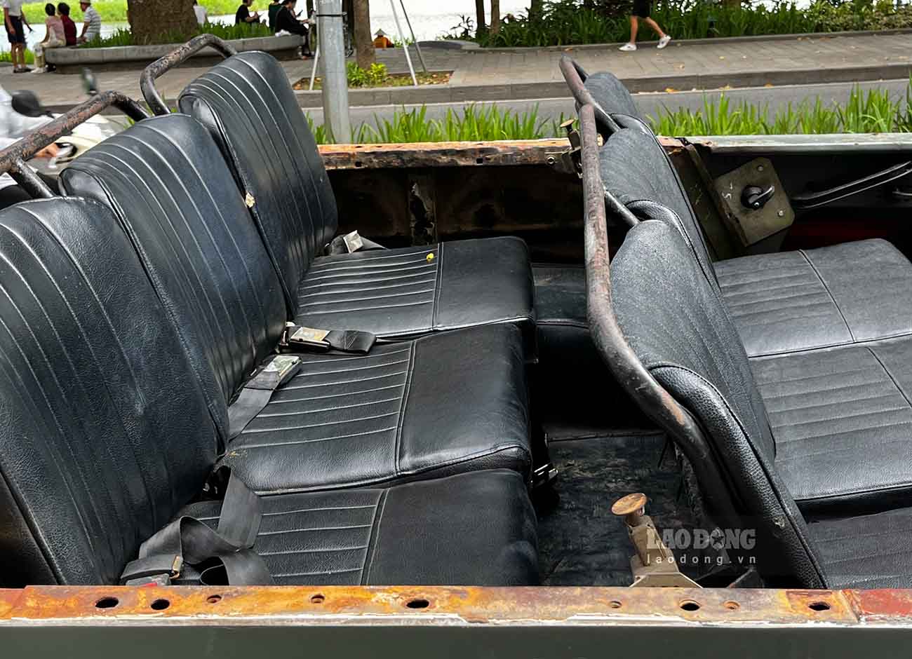 Phần ghế trên xe đã rất cũ, rách nhiều vị trí.
