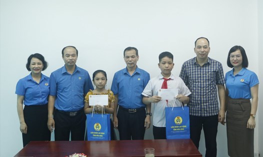 Lãnh đạo LĐLĐ tỉnh Hòa Bình tặng quà cho con công nhân, người lao động nhân Ngày Quốc tế Thiếu nhi. Ảnh: Bạch Tuyết