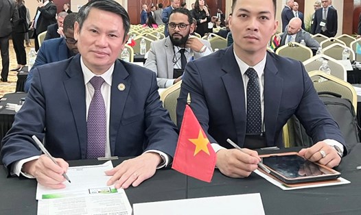 Trung tướng Nguyễn Văn Viện (trái) tham dự Hội nghị Phòng, chống ma tuý thế giới. Ảnh: C04