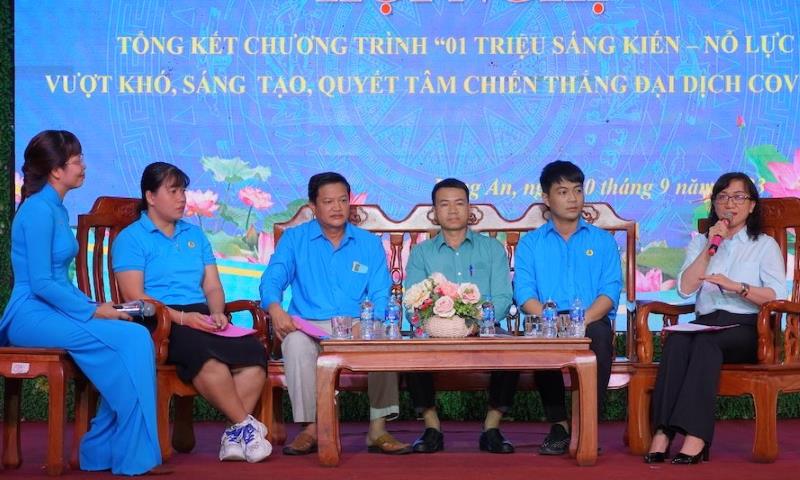 Đại biểu giao lưu, chia sẻ kinh nghiệm cách làm hay, hiệu quả trong thực hiện Chương trình “1 triệu sáng kiến”. Ảnh: An Long