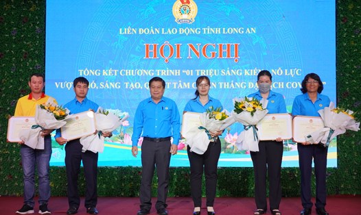 Chủ tịch LĐLĐ tỉnh Long An Nguyễn Văn Quí tặng Bằng khen cho các tập thể, cá nhân. Ảnh: An Long