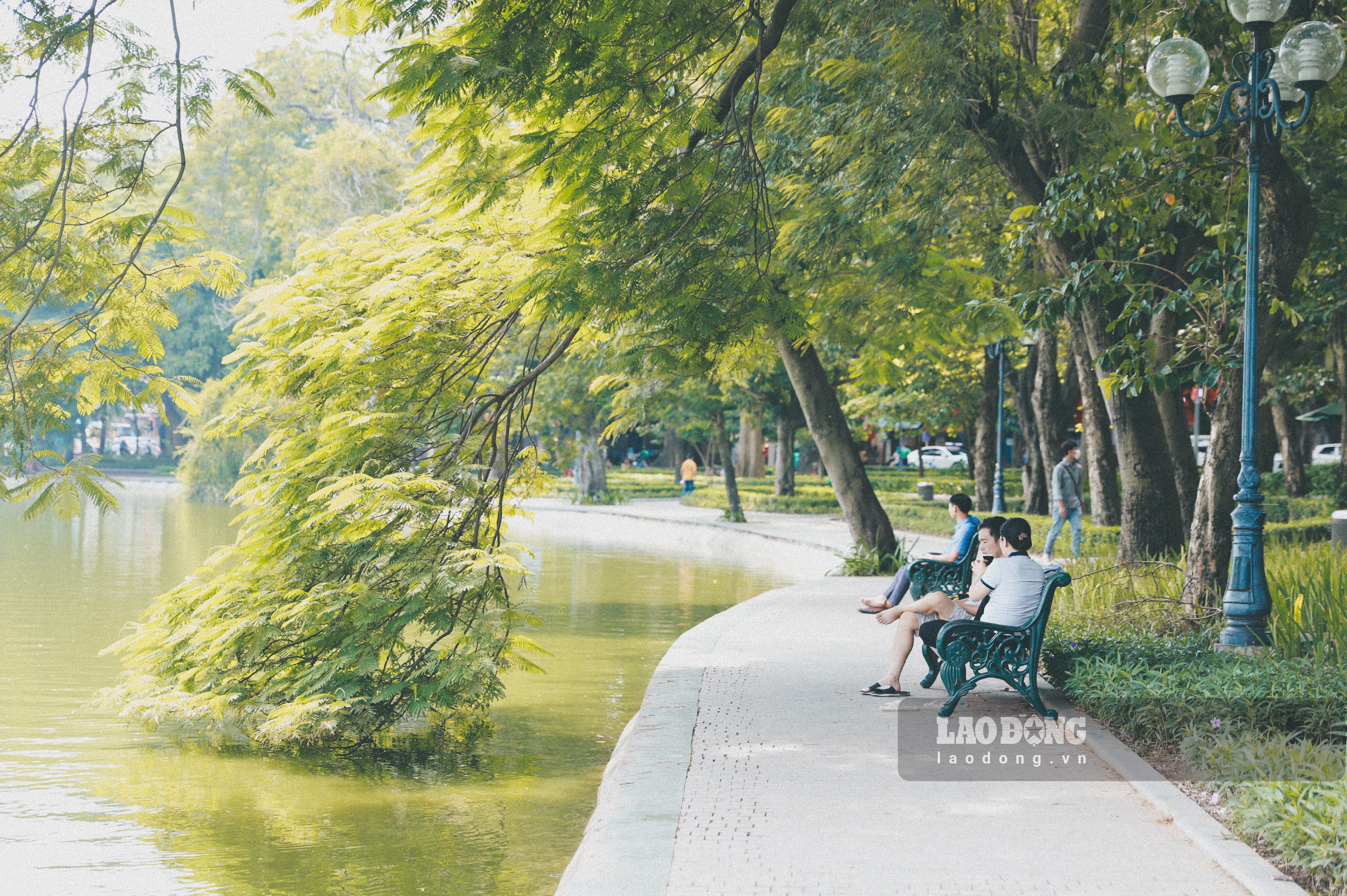 “Hà Nội có lẽ đẹp nhất vào thu” là câu nói người ta vẫn hay truyền nhau vào những ngày tháng 9, khi nhiệt độ giảm dần và có thể se lạnh vào sáng sớm. Hồ Gươm những sáng mùa thu luôn làm bất cứ ai cũng thấy yêu đời, thư tháo với khung cảnh trữ tình, thơ mộng. Nắng không còn gay gắt chỉ lay lắt qua những tán cây xanh rủ xuống mặt hồ, những cơn gió thoang thoảng đem theo hương đất trời mát lành, khiến biết bao người ngẩn ngơ trước vẻ đẹp lãng mạn của nơi này khi mùa Thu đến.