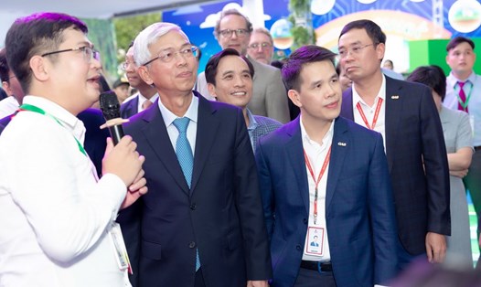 Tổng giám đốc Phạm Văn Phong đón tiếp lãnh đạo UBND TP.HCM đến thăm qua Gian triển lãm PV GAS. Ảnh: Hồ Cầm