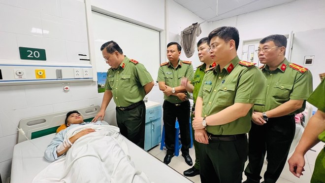 Lãnh đạo Công an TP Hà Nội thăm hỏi, động viên 5 đồng chí bị thương trong khi làm nhiệm vụ chữa cháy và cứu nạn cứu hộ. Ảnh: Công an TP Hà Nội