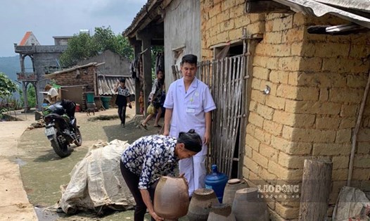 Loại bỏ nơi sinh sản của muỗi tại xã Lục Hồn, huyện Bình Liêu. Ảnh: Đoàn Hưng