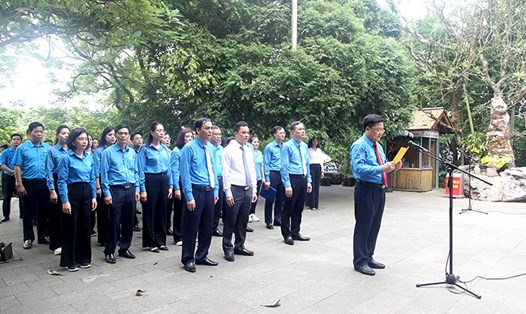 Đoàn đại biểu tham dự Đại hội Công đoàn tỉnh lần thứ XVII báo công với các Vua Hùng tại Đền Thượng. Ảnh: Mai Hoa 
