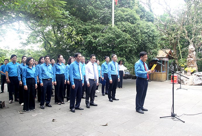 Đoàn đại biểu dự Đại hội Công đoàn tỉnh Phú Thọ báo công với các Vua Hùng