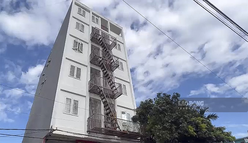 Cầu thang thoát hiểm tại một chung cư mini ở TP Điện Biên Phủ. Ảnh: Thanh Bình