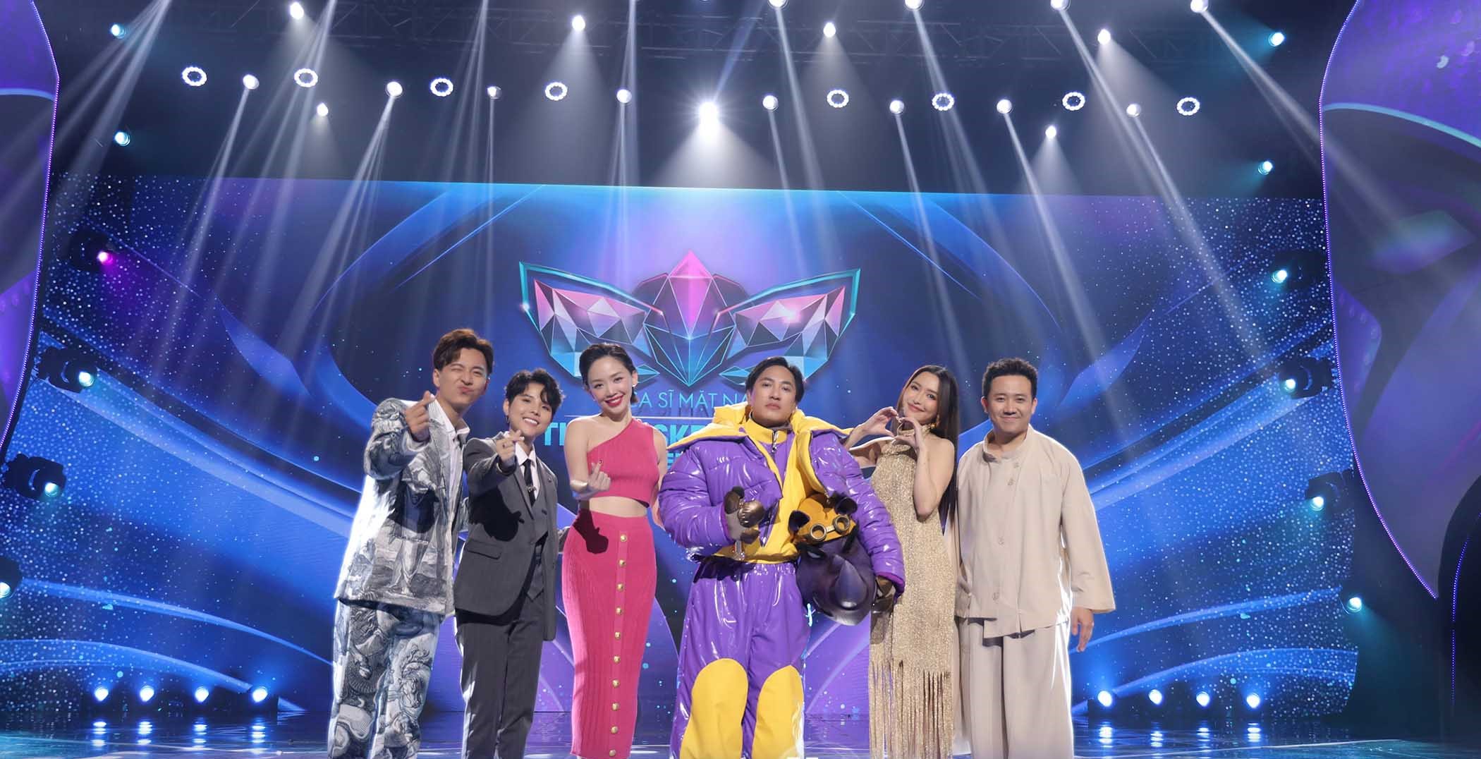 "Ca sĩ mặt nạ" gây bất ngờ với sự xuất hiện của Châu Khải Phong. Ảnh: BTC.