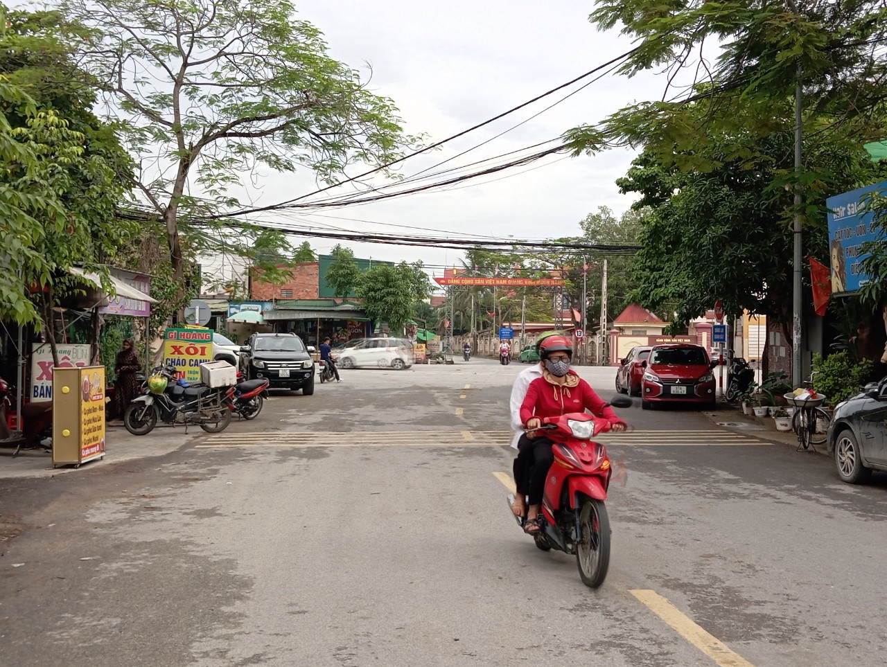 Ngã tư Quốc lộ 46 giao nhau với đường Tỉnh lộ 542E, đoạn qua thị trấn Hưng Nguyên (Nghệ An) bị hàng quán lấn chiếm hết vỉa hè. Ảnh: Hải Đăng