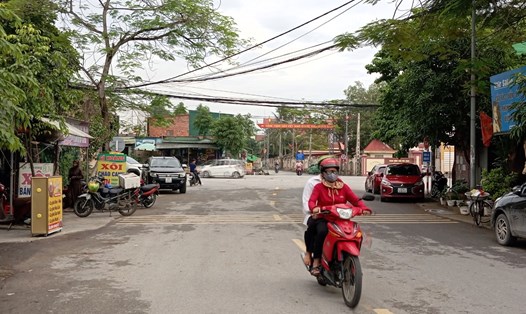 Ngã tư Quốc lộ 46 giao nhau với đường Tỉnh lộ 542E, đoạn qua thị trấn Hưng Nguyên (Nghệ An) bị hàng quán lấn chiếm hết vỉa hè. Ảnh: Hải Đăng