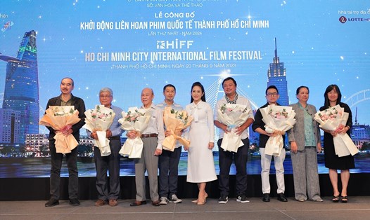 NSƯT Nguyễn Thị Thanh Thuý, Phó Giám đốc Sở VH-TT TPHCM (giữa) tặng hoa cho thành viên trong Ban Cố vấn của HIFF 2024. Ảnh: BTC.