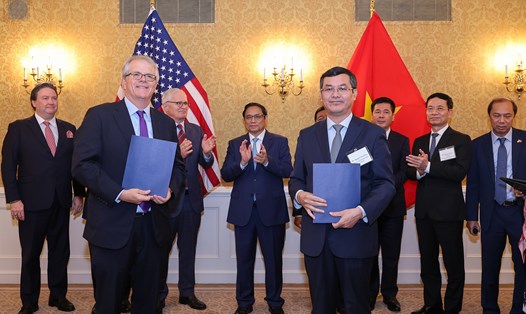Thủ tướng Chính phủ Phạm Minh Chính chứng kiến Lễ trao Biên bản ghi nhớ giữa Bộ Giáo dục và Đào tạo Việt Nam với Tập đoàn Intel. Ảnh: VGP
