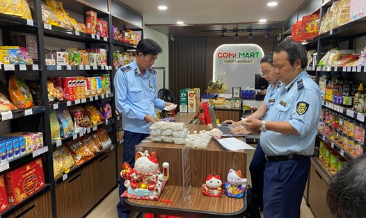 Lực lượng chức năng liên tục kiểm tra các cửa hàng bán bánh trung thu tại TPHCM. Ảnh: Cục Quản lý thị trường TPHCM
