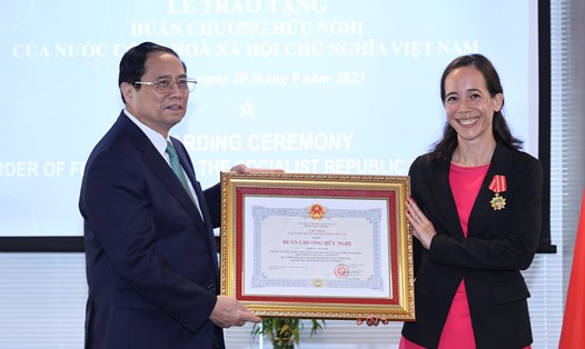 Thủ tướng Chính phủ Phạm Minh Chính trao Huân chương Hữu nghị của Nhà nước Việt Nam trao cho bà Aurélia Nguyễn. Ảnh: VGP