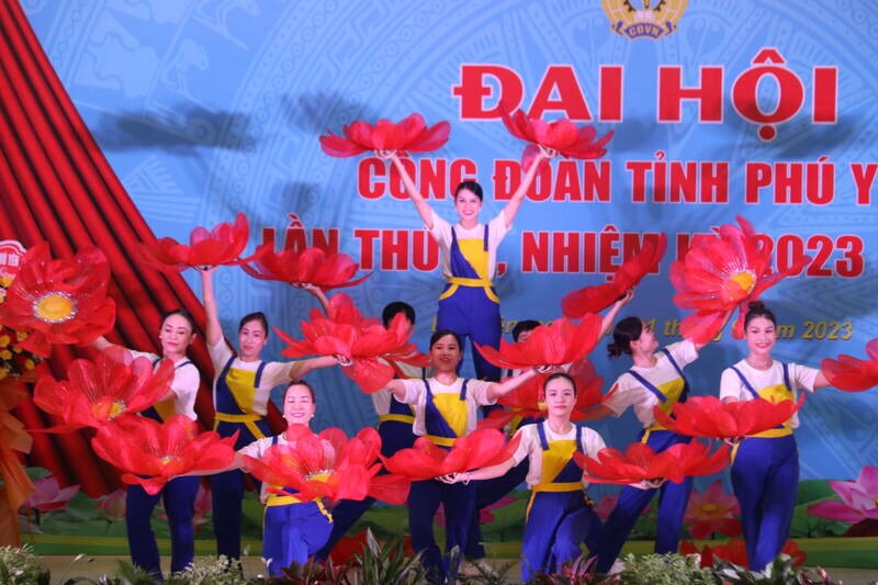 Đoàn viên Phú Yên chào mừng Đại hội CI Công đoàn Phú Yên. Ảnh: Phương Linh
