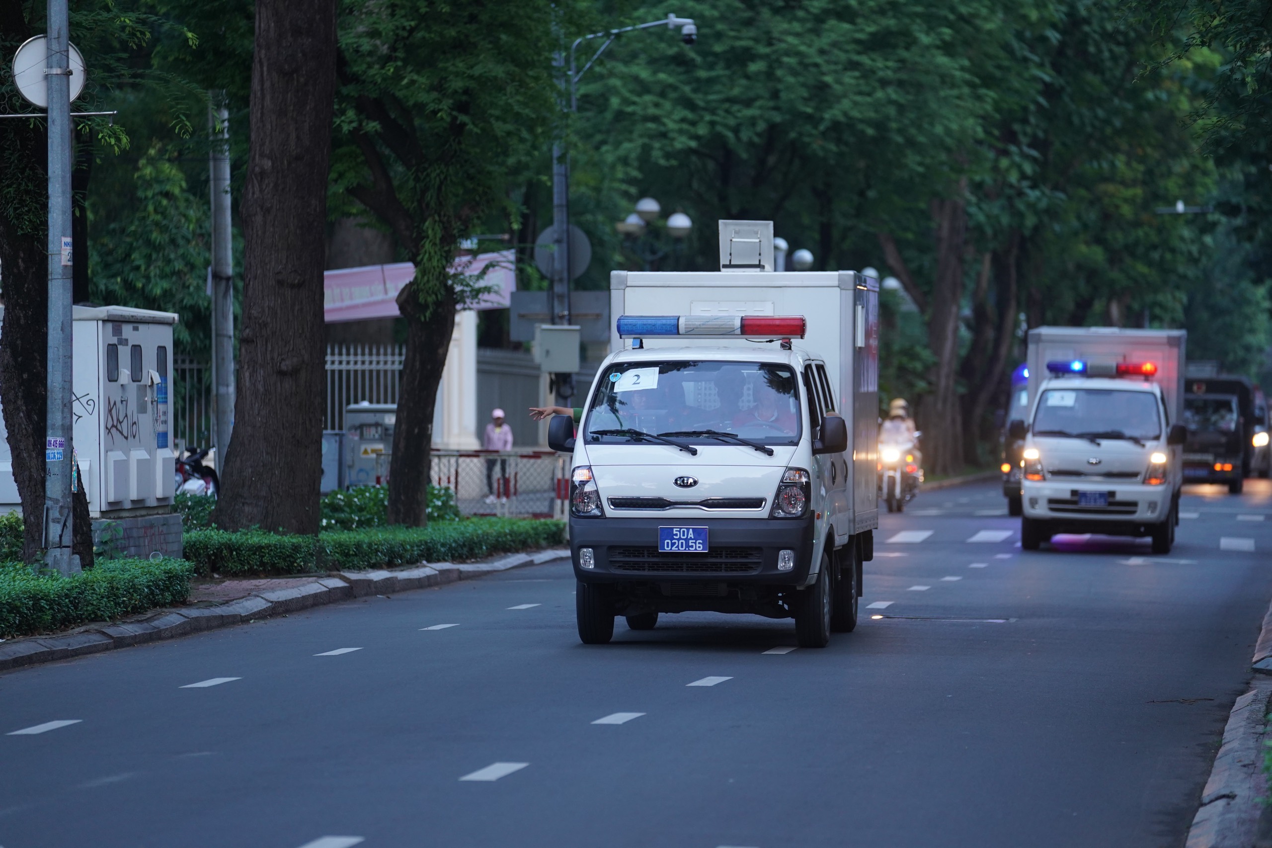 Xe chở bị cáo Nguyễn Phương Hằng đến toà vào lúc 6h10.