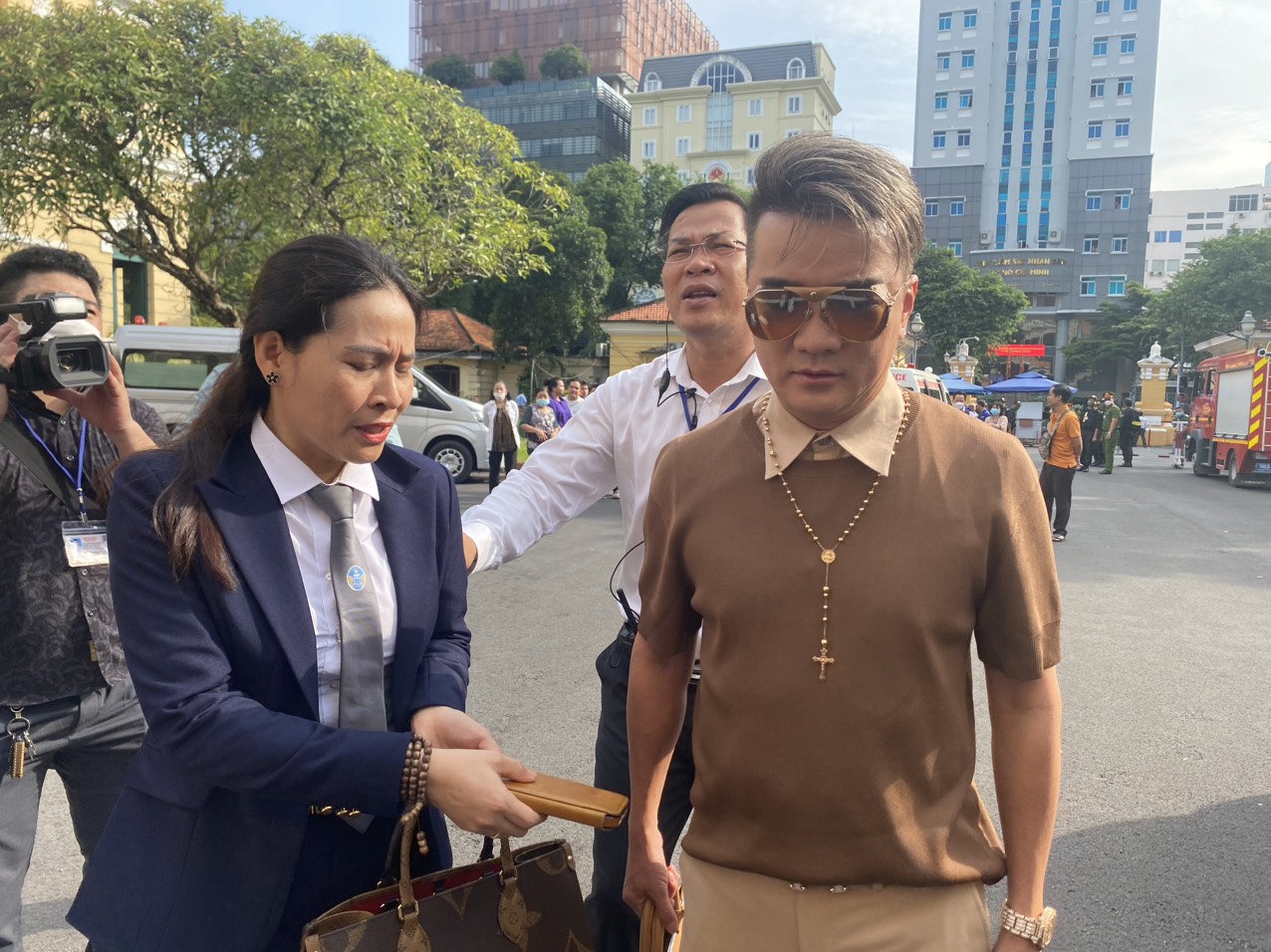 Ca sỹ Vy Oanh và Đàm Vĩnh Hưng xuất hiện tại phiên toà vào khoảng 7h50 sáng 21.9