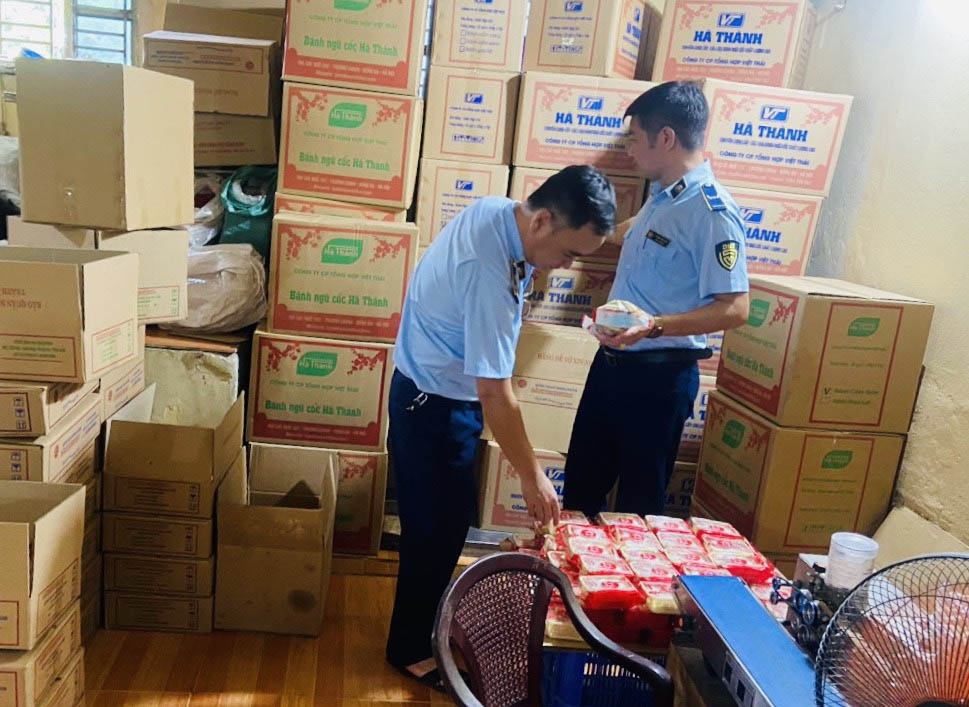 Xử lý cơ sở kinh doanh bánh kẹo ở Thái Bình vi phạm về nhãn hàng hóa trị giá hơn 50 triệu đồng. Ảnh: Cục QLTT Thái Bình
