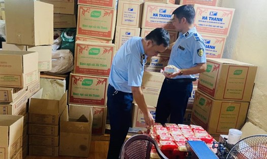 Xử lý cơ sở kinh doanh bánh kẹo ở Thái Bình vi phạm về nhãn hàng hóa trị giá hơn 50 triệu đồng. Ảnh: Cục QLTT Thái Bình
