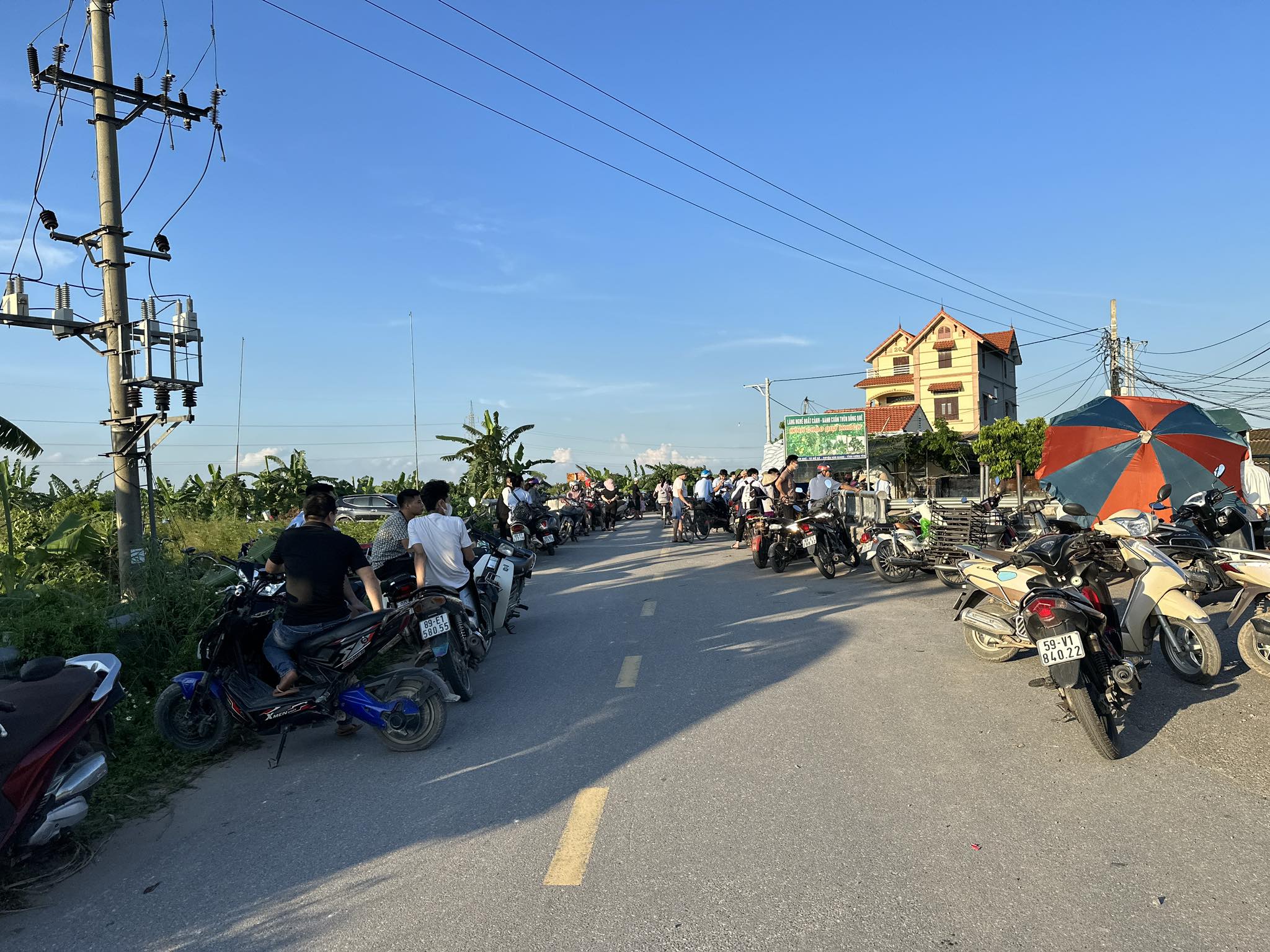 Khu vực mương nước ở xã Mễ Sở, huyện Văn Giang, tỉnh Hưng Yên - nơi phát hiện thi thể bé gái. Ảnh: Nguyễn Hải