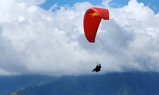 Với các điều kiện tự nhiên về địa hình, gió và đặc biệt vào thời điểm mùa lúa chín vàng, đèo Khau Phạ trở thành điểm đến của người yêu thích bay dù lượn. Ảnh: Bảo Nguyên