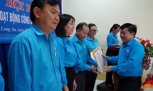 Chủ tịch LĐLĐ tỉnh Long An  Nguyễn Văn Quí tặng bằng khen cho các tập thể. Ảnh: An Long