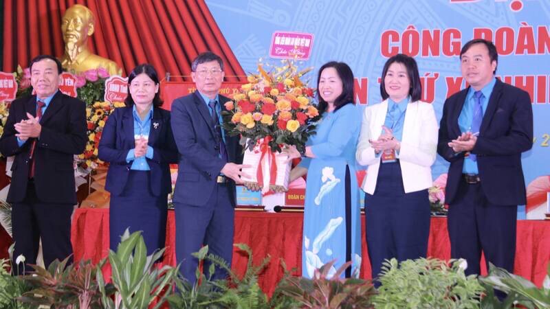 Lãnh đạo Tổng Liên đoàn Lao Động Việt Nam tặng lẵng hoa chúc mừng Đại hội Công đoàn Phú Yên lần thứ XI. Ảnh: Phương Linh