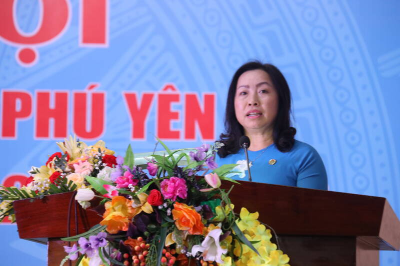 Bà Thái Thu Xương - Phó Chủ tịch Tổng Liên đoàn Lao động Việt Nam phát biểu tại Đại hội Công đoàn Phú Yên. Ảnh: Phương Linh