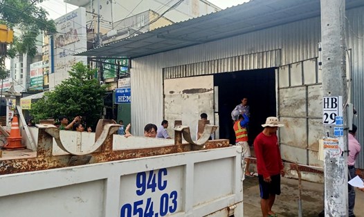 Lực lượng làm nhiệm vụ Phường 7, thành phố Bạc Liêu, tỉnh Bạc Liêu tháo dỡ căn nhà xây dựng trái phép của ông Đào Chí Tâm. Ảnh: Nhật Hồ