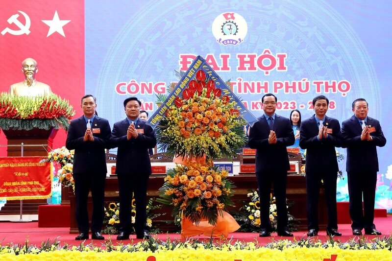 Chủ tịch Tổng LĐLĐ Việt Nam tặng hoa chúc mừng Đại hội. Ảnh: Tô Công.