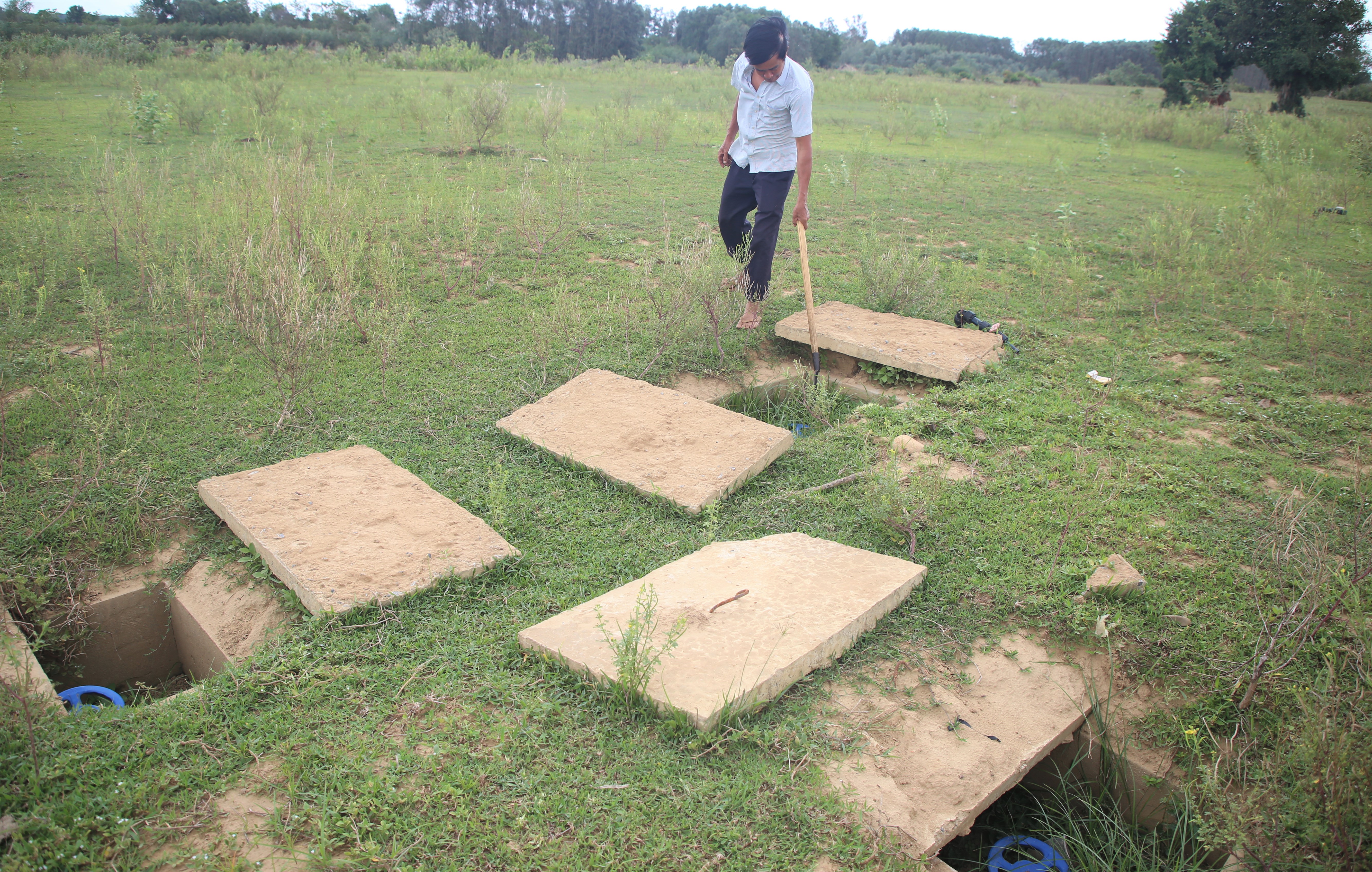 Các hạng mục của công trình thuộc dự án Ba Hồ - Bản Chùa bỏ hoang, có dấu hiệu xuống cấp. Ảnh: Hưng Thơ.