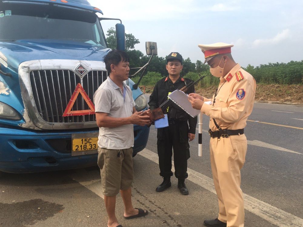 Lực lượng CSGT Thanh Hóa tăng cường kiểm tra, xử lý xe container vi phạm trên tuyến đường Hồ Chí Minh. Công an Thanh Hóa