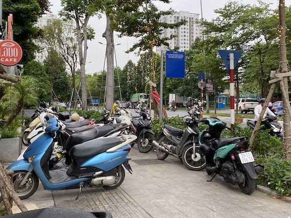 Quán xá tận dụng vỉa hè là nơi dừng đỗ xe máy, người dân muốn đứng chờ xe buýt cũng khó. Ảnh Mai Linh