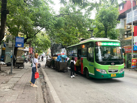 Điểm dừng xe buýt gần cổng Bệnh viện Da liễu trung ương. Ảnh: Mai Linh