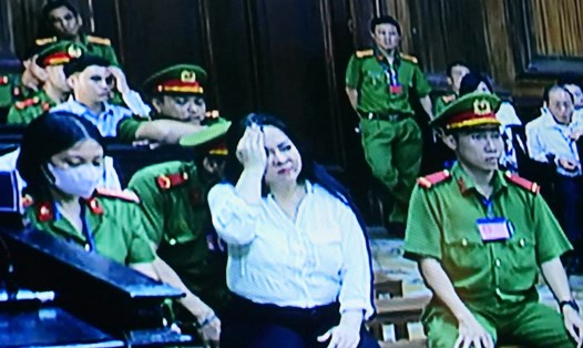 Bị cáo Nguyễn Phương Hằng bật khóc tại phiên xét xử sơ thẩm. Ảnh: Anh Tú.