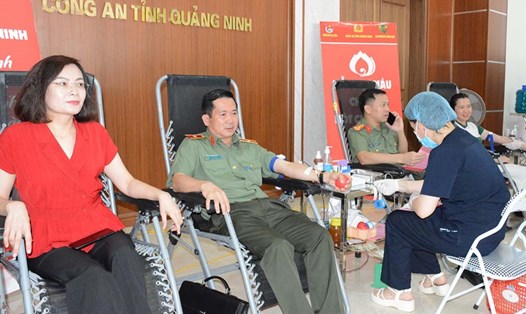 Thiếu tướng Đinh Văn Nơi cùng hơn 200 cán bộ chiến sĩ Công an tỉnh Quảng Ninh tham gia chương trình hiến máu. Ảnh: Công an Quảng Ninh