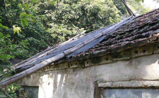 Phần mái của ngôi chùa Hoa Lâm (xã Ninh Xuân, huyện Hao Lư, Ninh Bình) đã bị mục nát, phải dùng bạt che lại để nước mưa không dột vào bên trong. Ảnh: Diệu Anh