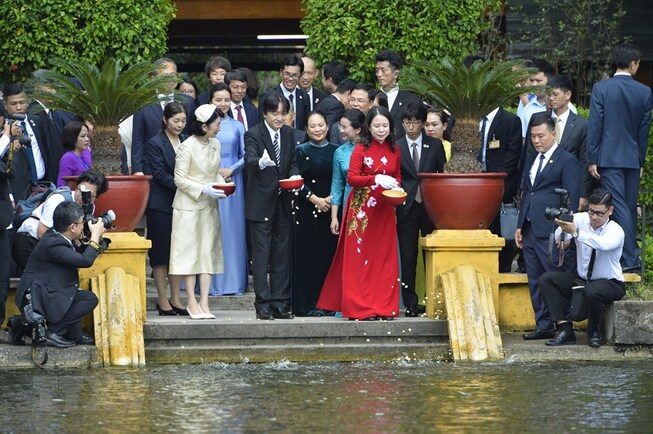 Phó Chủ tịch nước Võ Thị Ánh Xuân cùng Hoàng Thái tử Nhật Bản Akishino và Công nương Kiko cho cá ăn tại Ao cá Bác Hồ. Ảnh: TTXVN