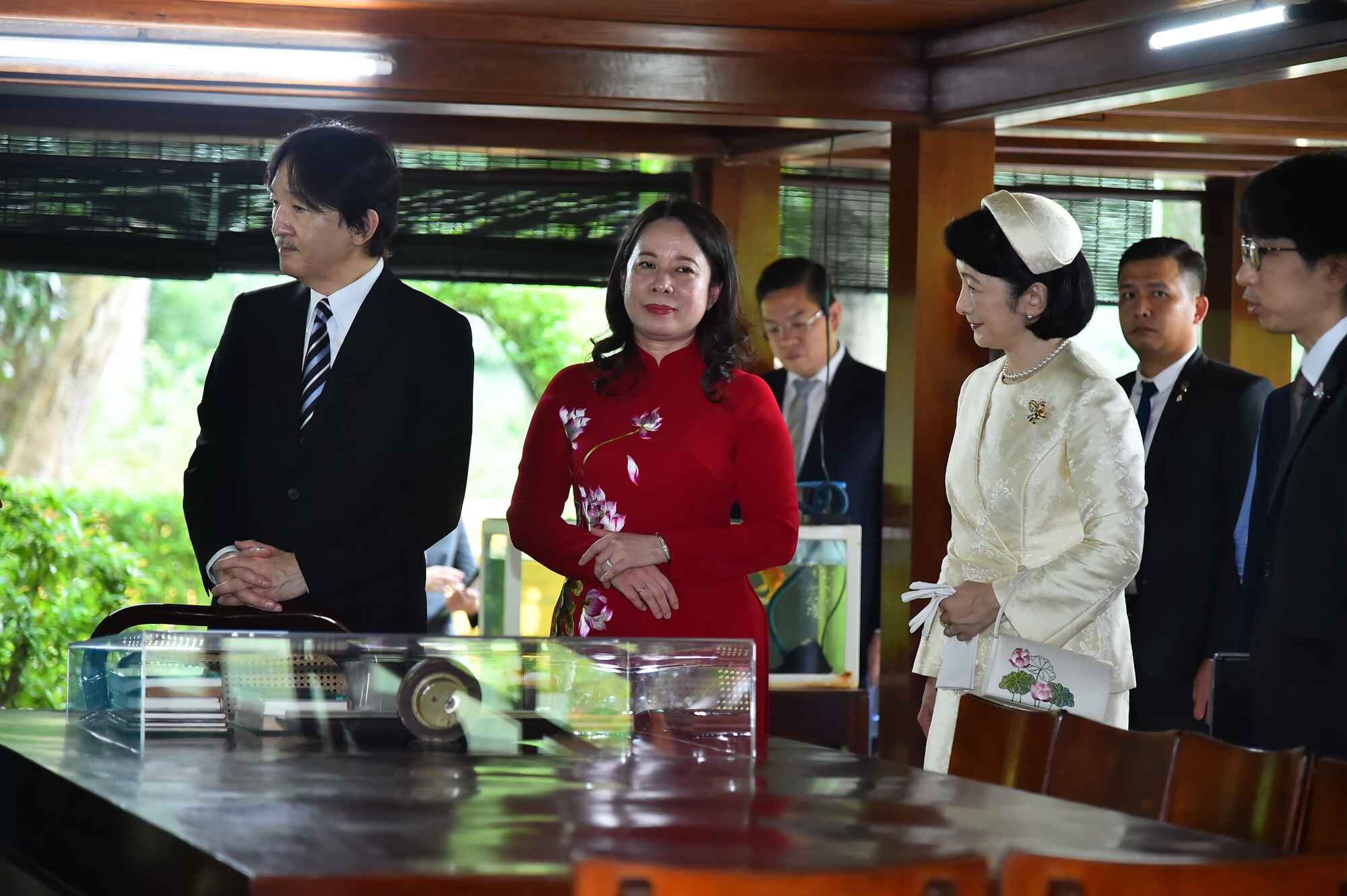 Phó Chủ tịch nước Võ Thị Ánh Xuân cùng Hoàng Thái tử Nhật Bản Akishino và Công nương Kiko tham quan Nhà sàn Bác Hồ. Ảnh: Hải Nguyễn