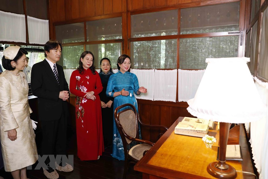 Phó Chủ tịch nước Võ Thị Ánh Xuân cùng Hoàng Thái tử Nhật Bản Akishino và Công nương Kiko nghe giới thiệu về các kỷ vật tại Nhà sàn Bác Hồ. Ảnh: TTXVN