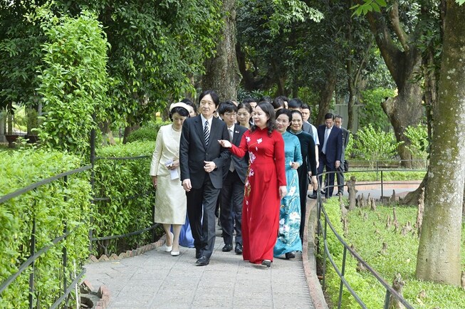 Phó Chủ tịch nước Võ Thị Ánh Xuân cùng Hoàng Thái tử Nhật Bản Akishino và Công nương Kiko trong khuôn viên khu di tích. Ảnh: TTXVN