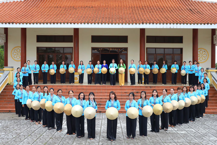 Khoảng 4.000 người tham gia diễu hành trong Lễ hội áo bà ba, áo dài tại Cần Thơ. Ảnh: Yến Phương