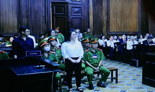 Bị cáo Nguyễn Phương Hằng tại phiên xét xử sơ thẩm sáng 21.9. Ảnh: Di Py.

