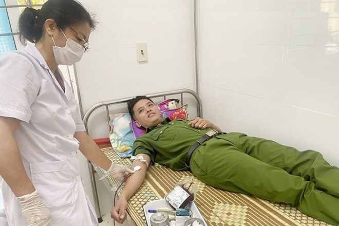 2 đại úy công an phường hiến máu cứu người