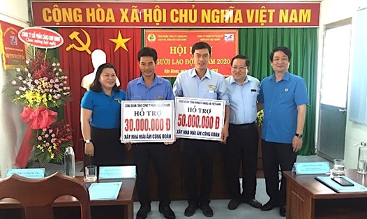 Ông Lê Phan Linh - Chủ tịch Công đoàn Tổng Công ty Hàng hải Việt Nam (ngoài cùng bên phải) trao hỗ trợ Mái ấm công đoàn cho đoàn viên. Ảnh: Hà Anh
