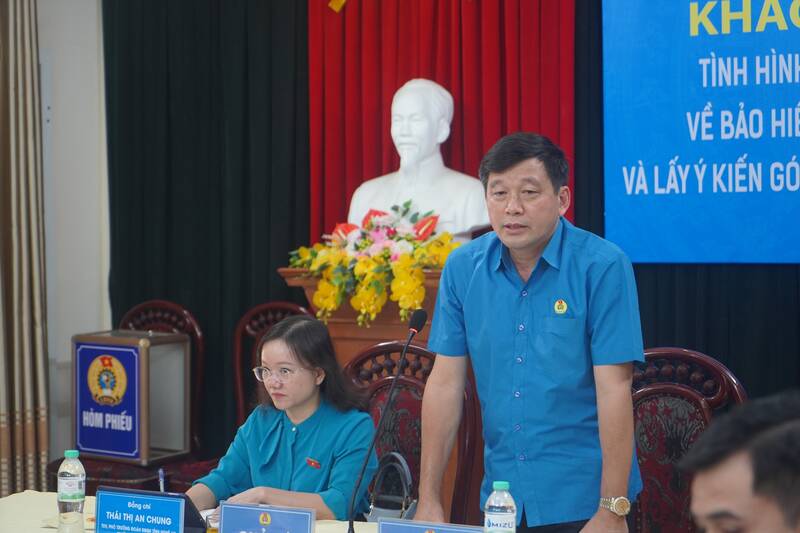 Ông Kha Văn Tám - Chủ tịch Liên đoàn Lao động tỉnh Nghệ An phải biểu tại hội nghị.  Ảnh: Văn An